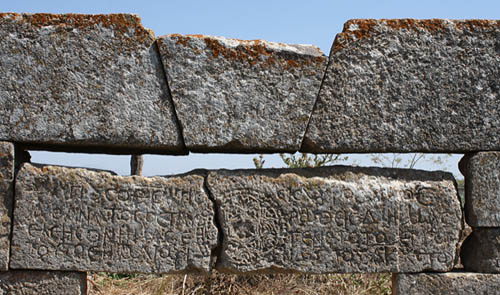Inscription du Trisagion monophysite à Kîmar, Syrie du Nord (© F. Alpi, 2010).
